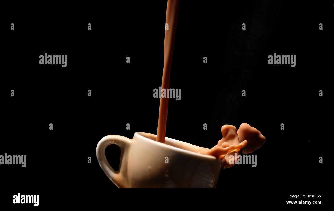 Spritzen Milch / Schokolade Milch ist gezuckerte Milch mit Kakao-Geschmack. Es kann erstellt werden, durch das Mischen von Schokolade Sirup mit Milch. Stockfoto