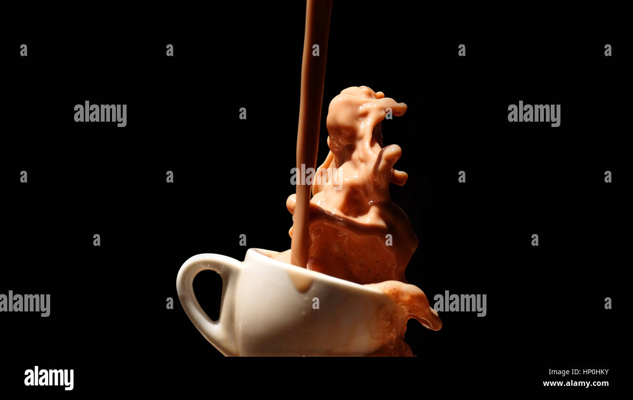 Spritzen Milch / Schokolade Milch ist gezuckerte Milch mit Kakao-Geschmack. Es kann erstellt werden, durch das Mischen von Schokolade Sirup mit Milch. Stockfoto