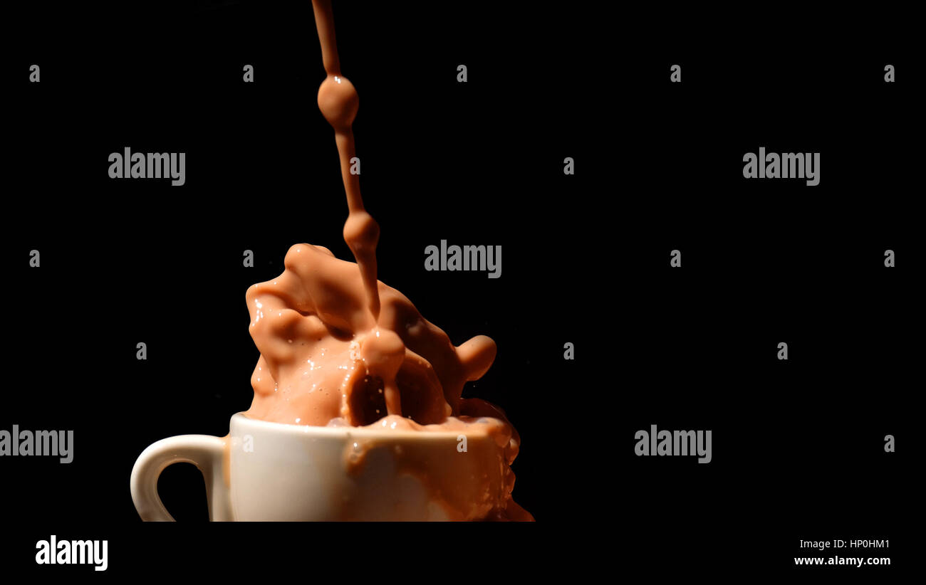 Spritzen Milch / Schokolade Milch ist gezuckerte Milch mit Kakao-Geschmack. Es kann erstellt werden, durch das Mischen von Schokolade Sirup mit Milch. Stockfoto