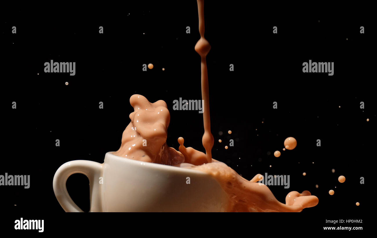 Spritzen Milch / Schokolade Milch ist gezuckerte Milch mit Kakao-Geschmack. Es kann erstellt werden, durch das Mischen von Schokolade Sirup mit Milch. Stockfoto