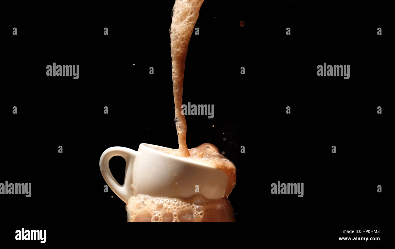 Spritzen Milch / Schokolade Milch ist gezuckerte Milch mit Kakao-Geschmack. Es kann erstellt werden, durch das Mischen von Schokolade Sirup mit Milch. Stockfoto