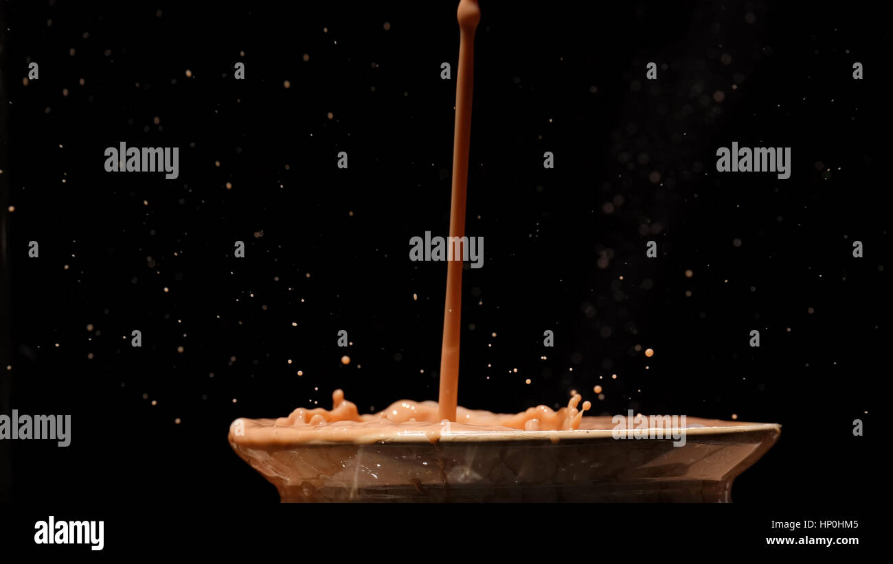 Spritzen Milch / Schokolade Milch ist gezuckerte Milch mit Kakao-Geschmack. Es kann erstellt werden, durch das Mischen von Schokolade Sirup mit Milch. Stockfoto