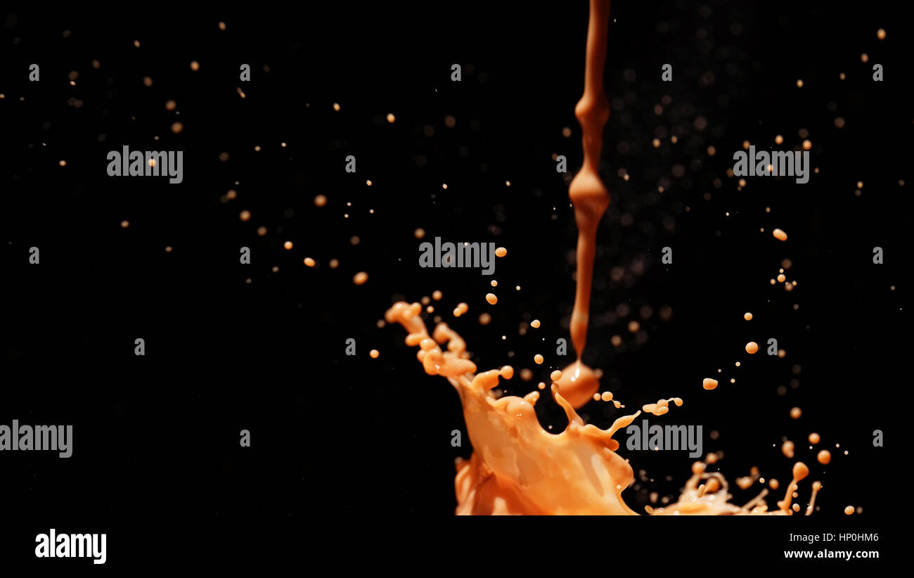 Spritzen Milch / Schokolade Milch ist gezuckerte Milch mit Kakao-Geschmack. Es kann erstellt werden, durch das Mischen von Schokolade Sirup mit Milch. Stockfoto