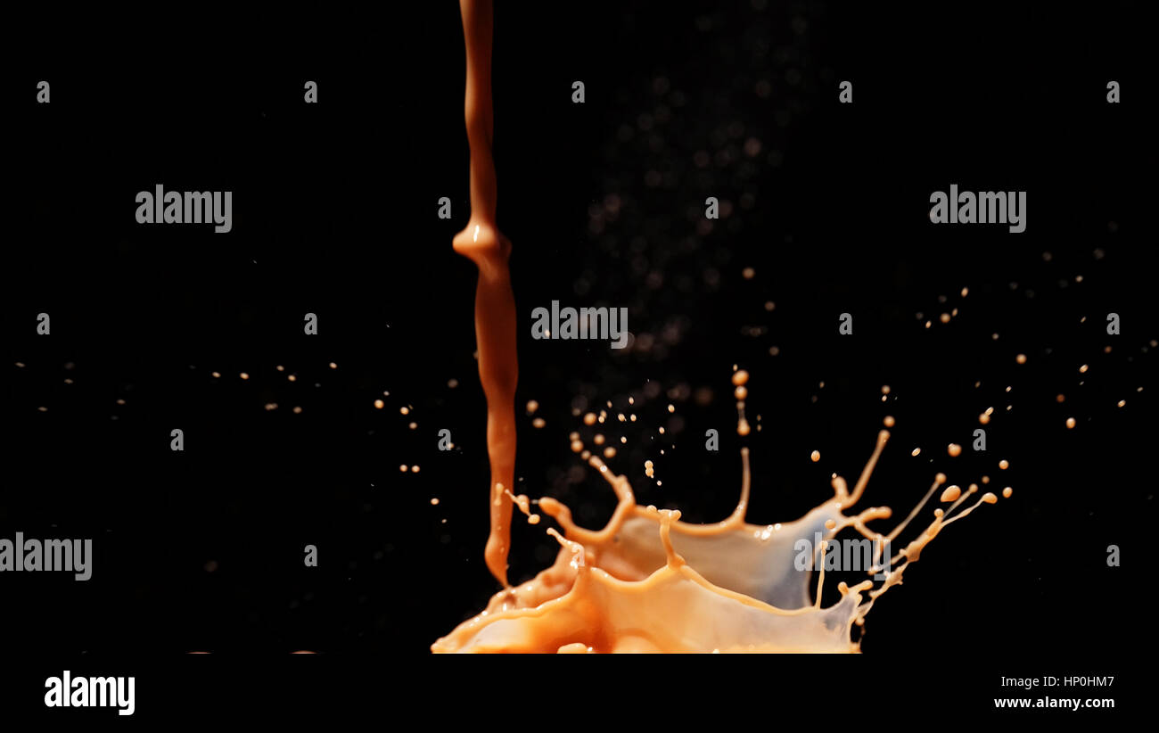Spritzen Milch / Schokolade Milch ist gezuckerte Milch mit Kakao-Geschmack. Es kann erstellt werden, durch das Mischen von Schokolade Sirup mit Milch. Stockfoto