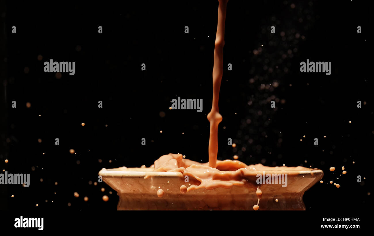 Spritzen Milch / Schokolade Milch ist gezuckerte Milch mit Kakao-Geschmack. Es kann erstellt werden, durch das Mischen von Schokolade Sirup mit Milch. Stockfoto