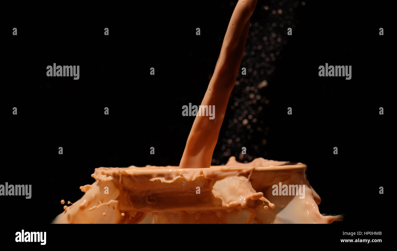 Spritzen Milch / Schokolade Milch ist gezuckerte Milch mit Kakao-Geschmack. Es kann erstellt werden, durch das Mischen von Schokolade Sirup mit Milch. Stockfoto