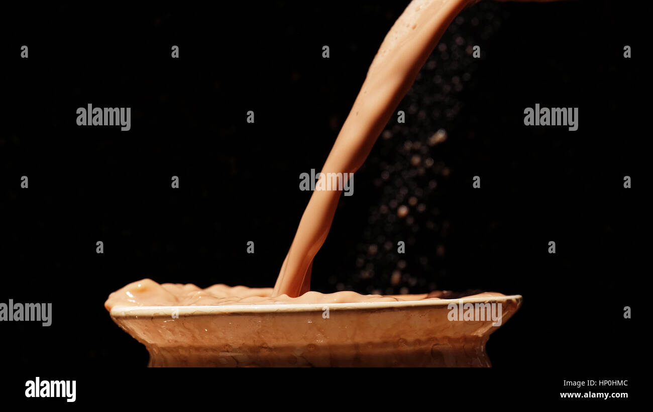 Spritzen Milch / Schokolade Milch ist gezuckerte Milch mit Kakao-Geschmack. Es kann erstellt werden, durch das Mischen von Schokolade Sirup mit Milch. Stockfoto
