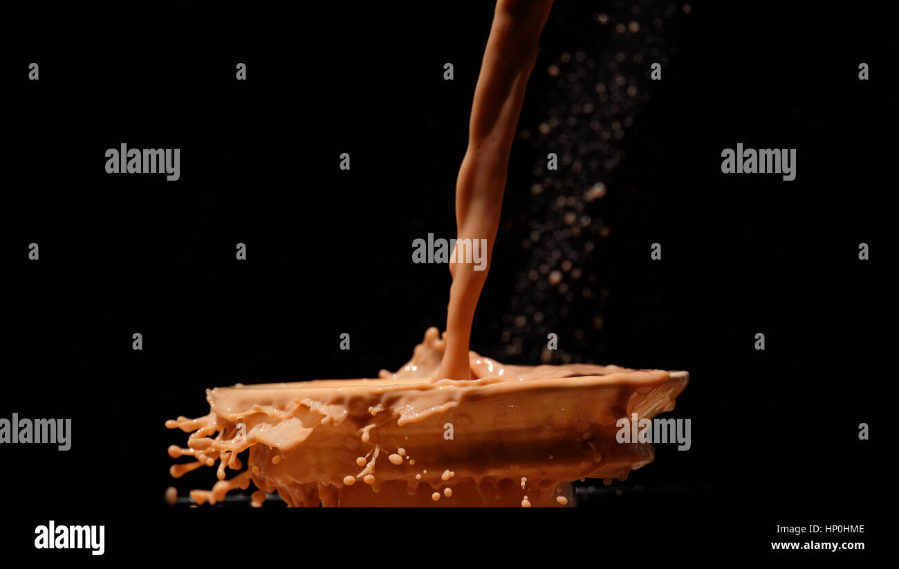 Spritzen Milch / Schokolade Milch ist gezuckerte Milch mit Kakao-Geschmack. Es kann erstellt werden, durch das Mischen von Schokolade Sirup mit Milch. Stockfoto