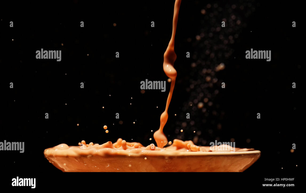 Spritzen Milch / Schokolade Milch ist gezuckerte Milch mit Kakao-Geschmack. Es kann erstellt werden, durch das Mischen von Schokolade Sirup mit Milch. Stockfoto