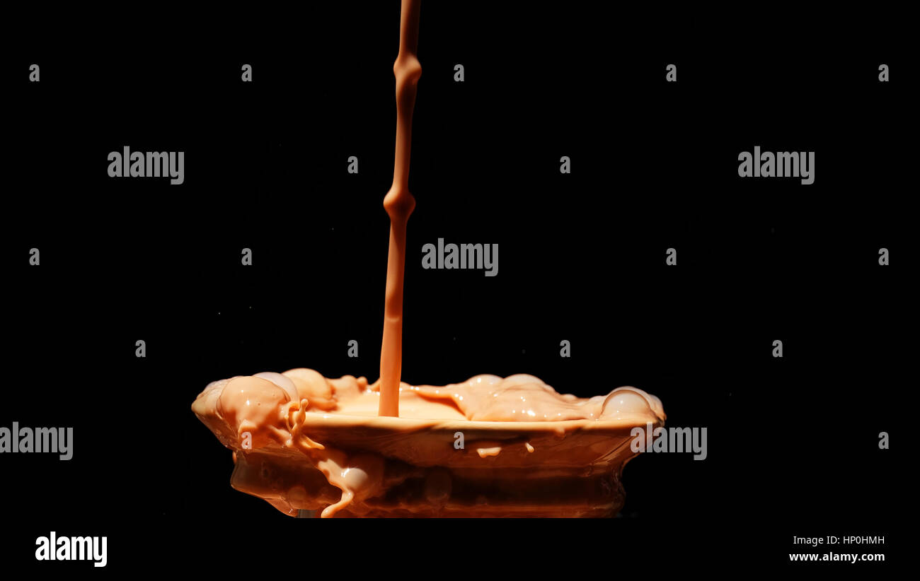 Spritzen Milch / Schokolade Milch ist gezuckerte Milch mit Kakao-Geschmack. Es kann erstellt werden, durch das Mischen von Schokolade Sirup mit Milch. Stockfoto