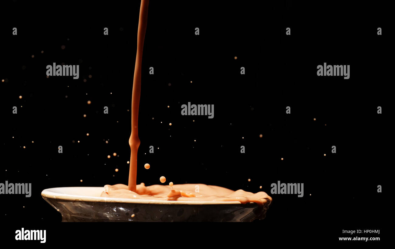Spritzen Milch / Schokolade Milch ist gezuckerte Milch mit Kakao-Geschmack. Es kann erstellt werden, durch das Mischen von Schokolade Sirup mit Milch. Stockfoto