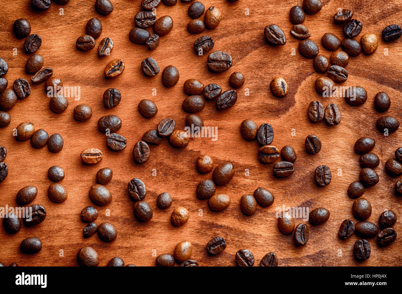 Nahaufnahme des Hintergrunds des Bohnen Röstkaffee auf einem Holztisch mit Backlight, Kontrast. Stockfoto