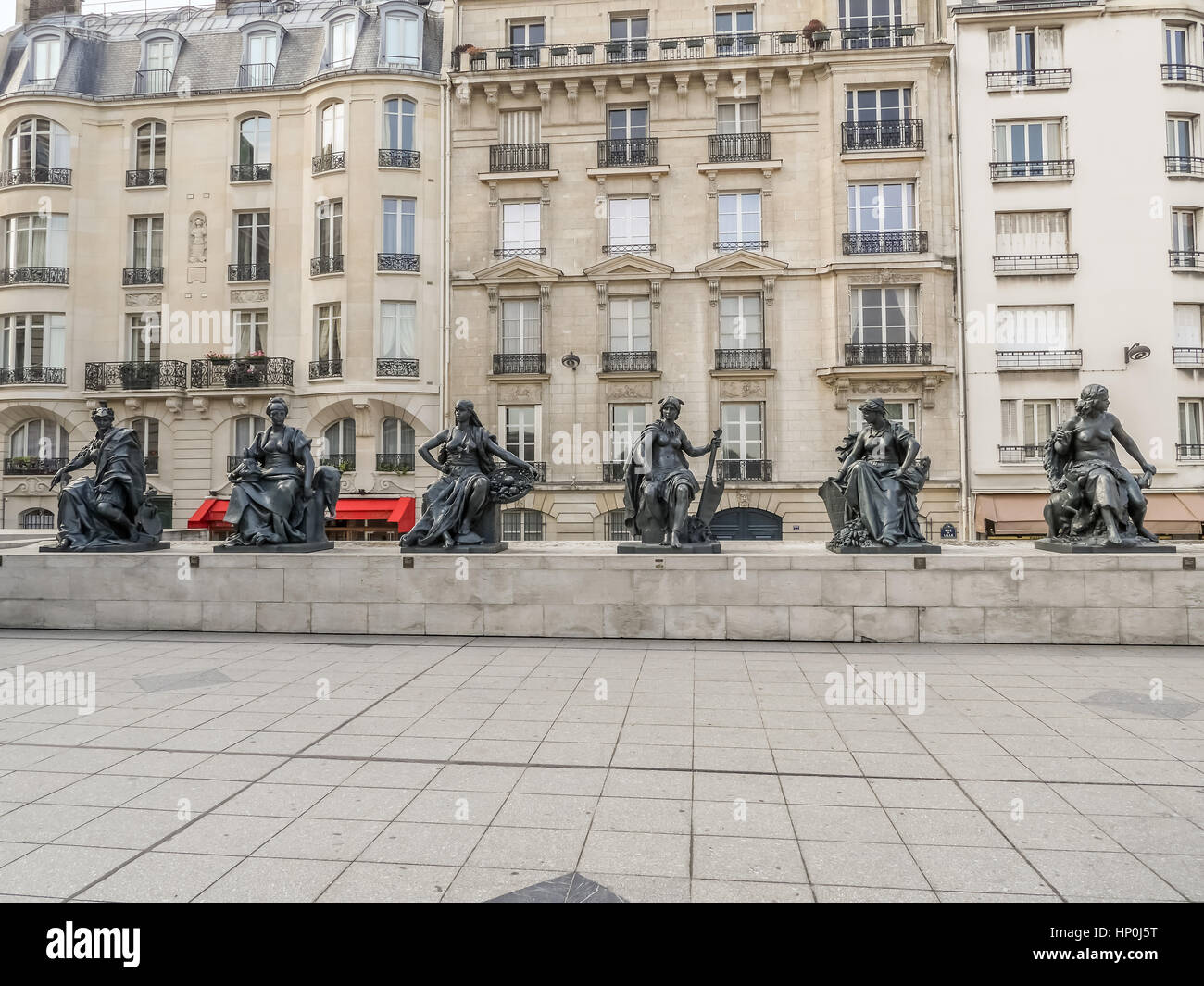 PARIS, Frankreich - 25. August 2013 - Statuen von sechs Frauen aus sechs Kontinenten außerhalb d ' Orsay Museum, Paris, Frankreich Stockfoto