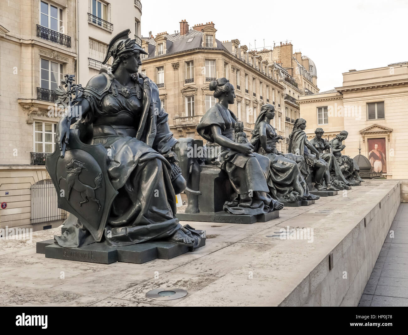 PARIS, Frankreich - 25. August 2013 - Statuen von sechs Frauen aus sechs Kontinenten außerhalb d ' Orsay Museum, Paris, Frankreich Stockfoto