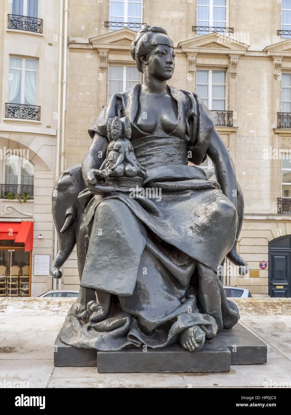 PARIS, Frankreich - 25. August 2013 - eine von sechs Statuen, die aus sechs Kontinenten - Asien, außerhalb d ' Orsay Museum, Paris, Frankreich Stockfoto