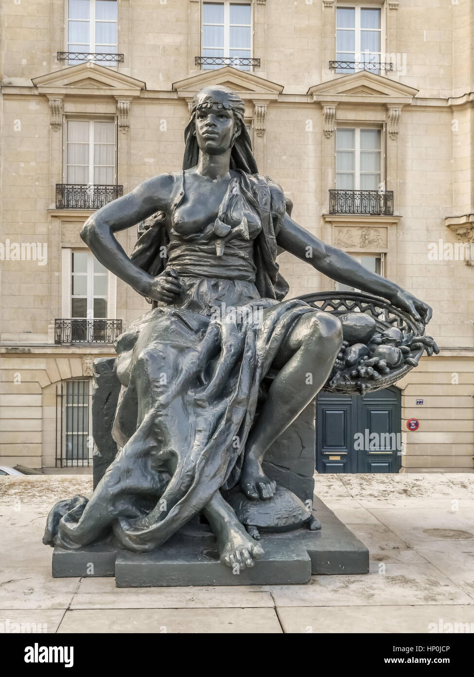 PARIS, Frankreich - 25. August 2013 - eine der sechs Statuen, die sechs Kontinente - Afrika außerhalb d ' Orsay Museum, Paris, Frankreich Stockfoto