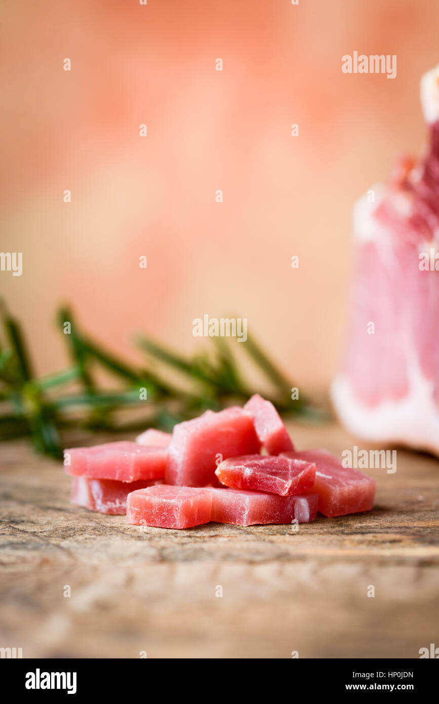 italienischen Prosciutto Crudo auf Holztisch Stockfoto