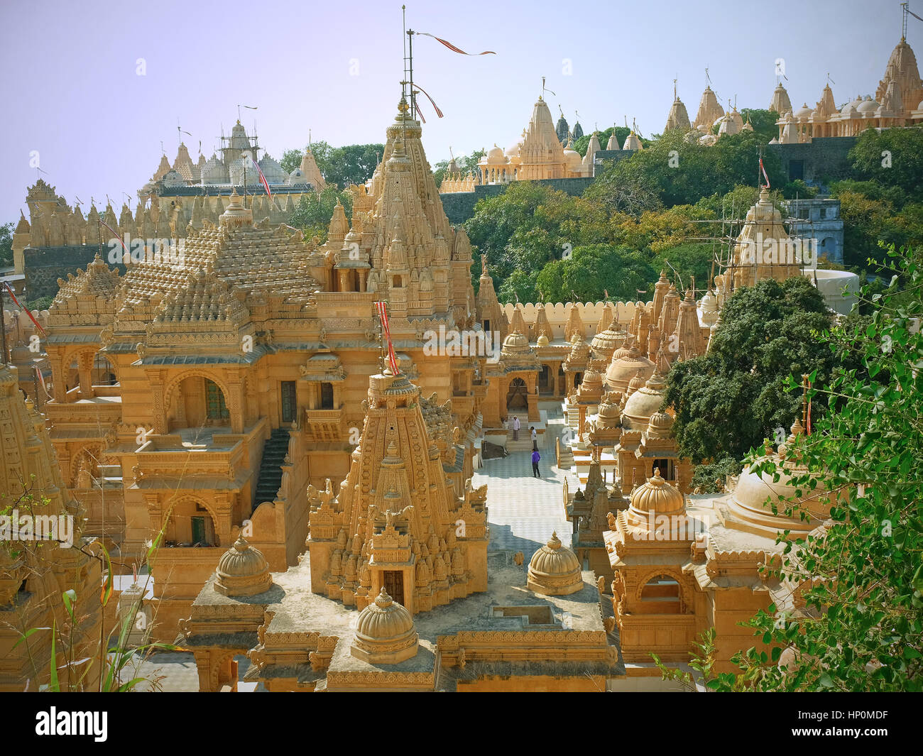 Einige der 800 Marmor Schreine, aus denen die Tempelanlage auf dem Gipfel des Shatrunjaya Hügels in Palitana, Indien, eine Website, die Heiligen in der Jain-religion Stockfoto