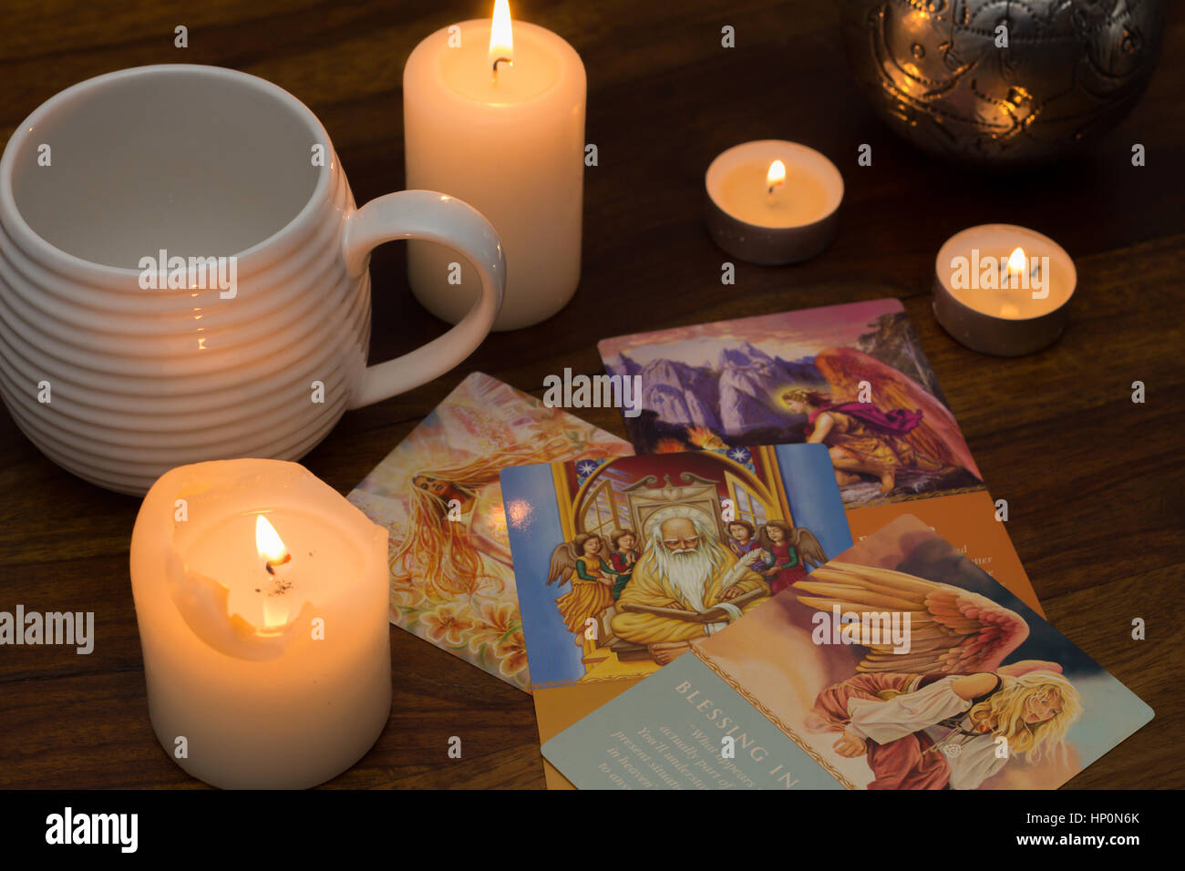 Bratislava, Slowakei, 2. Februar 2017: illustrative und redaktionelle Tarot-Karten und brennenden Kerze auf Holztisch Stockfoto