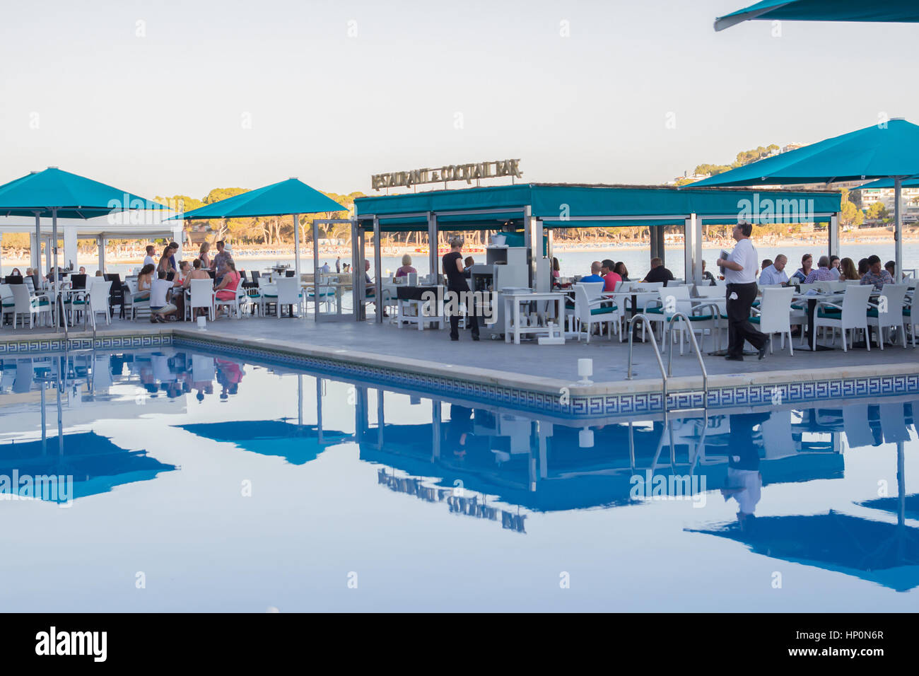 MALLORCA, Spanien - 17 Juli: Diner serviert auf der Terrasse mit Schwimmbad im Hotel auf Mallorca. 17. Juli 2016 Stockfoto