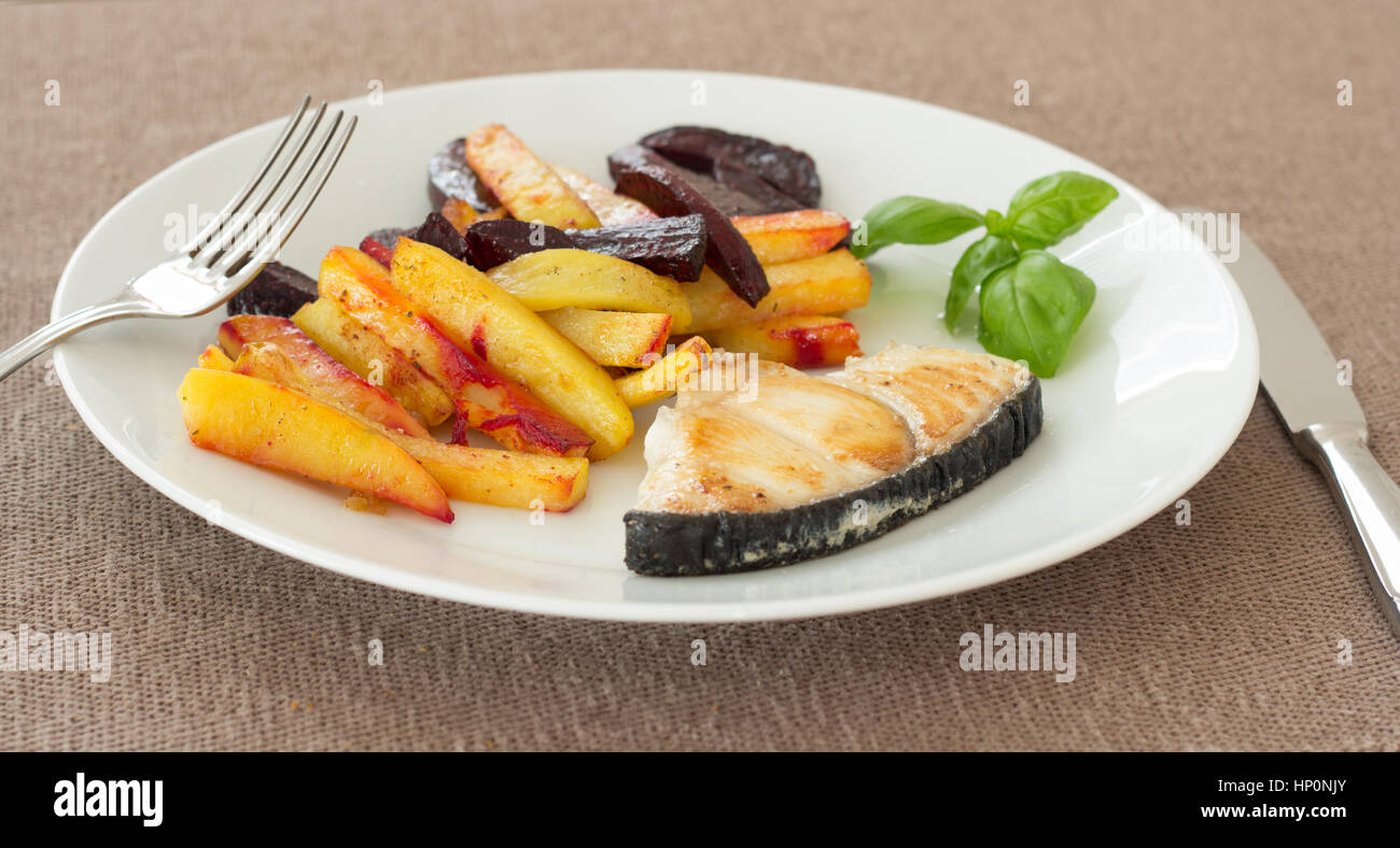 Gegrillter Fisch Steak und Pommes Frites auf Tisch Stockfoto
