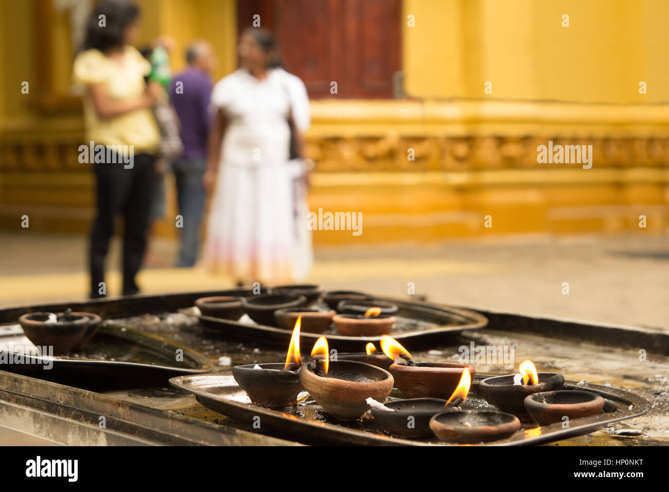 Lehm-Öl-Lampen im hinduistischen Tempel Stockfoto