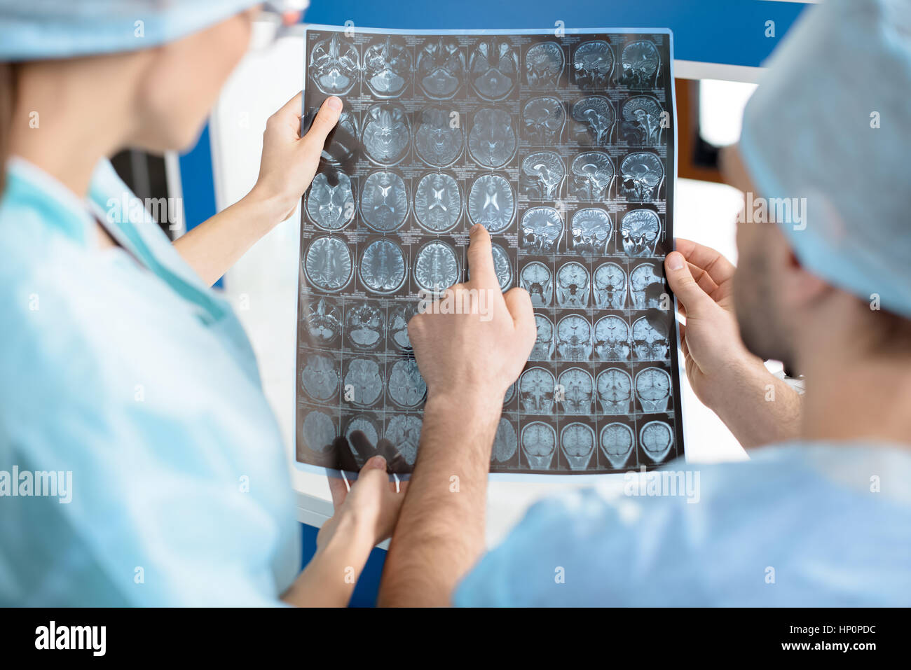 Chirurgen in medizinische Uniformen Prüfung Röntgenbild Stockfoto