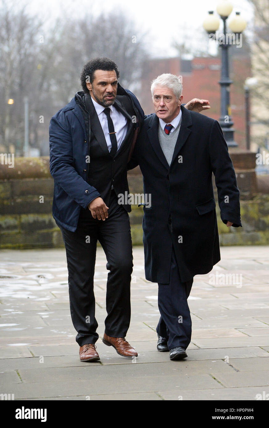 Ehemaliger Fußballspieler Don Goodman und TV-Experte mit TV-Moderator Nick Hancock bei der Trauerfeier für Baronin Rachael Heyhoe-Flint Stockfoto