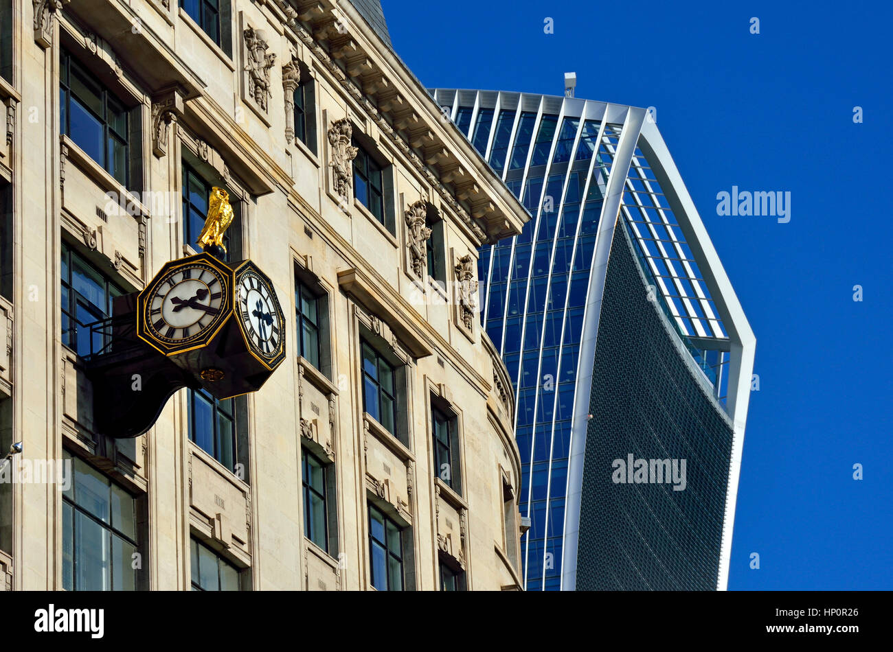 London, England, Vereinigtes Königreich. Alter und neuer Architektur: 20 Fenchurch Street (das Walkie Talkie: 2014, Postmoderne) hinter House of Fraser Dept speichern König Willia Stockfoto