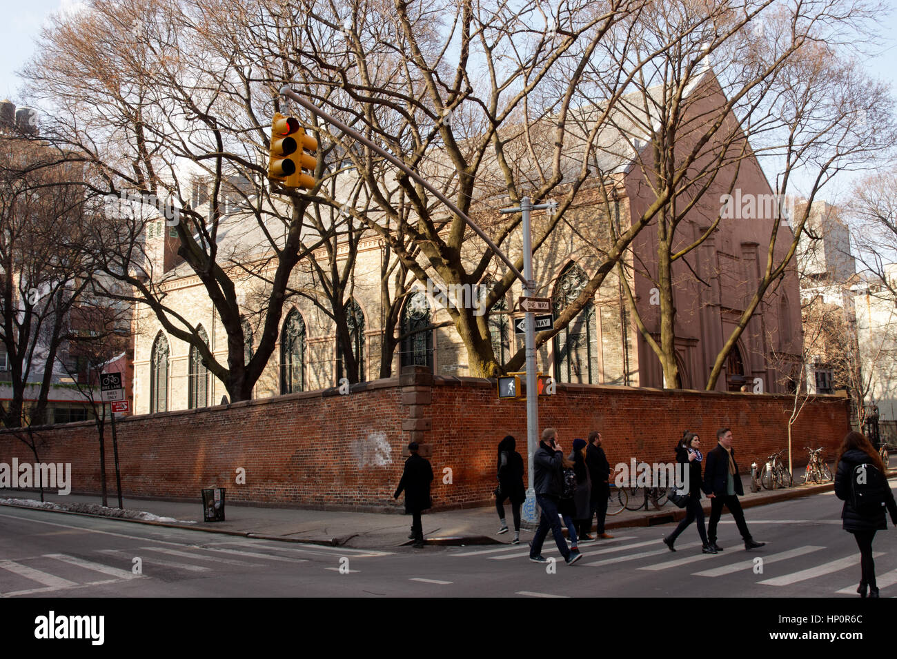 Alte St. Patricks Kathedrale, ein New Yorker Wahrzeichen aus dem Jahre 1809, ist in einem Viertel der Einwanderer in Manhattan, nachdem italienische und jetzt chinesische. Stockfoto