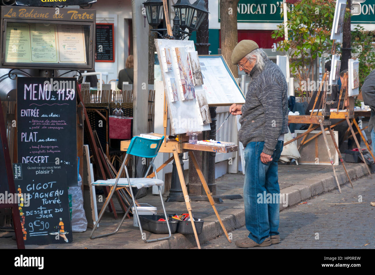 Ein Künstler-Maler bei der Arbeit in Place du Tertre, 18. Arrondissement Paris, Montmartre, Frankreich Stockfoto
