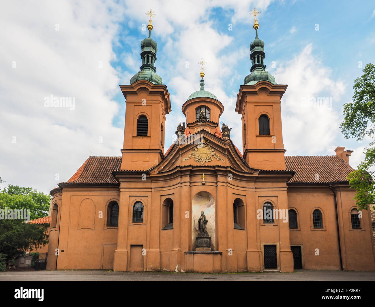 Außenansicht der Kirche St. Laurence in Prag, Tschechische Republik Stockfoto