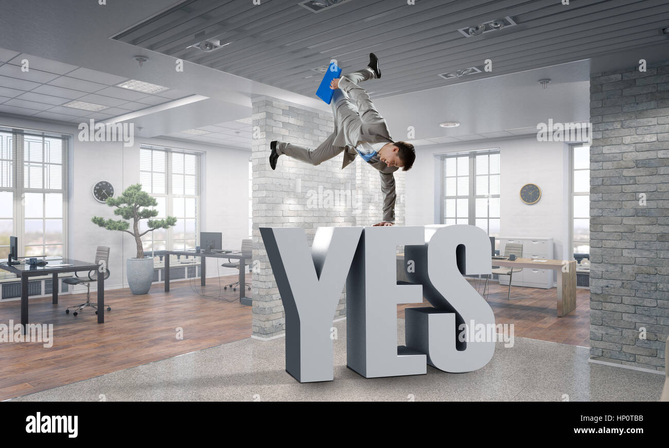 Fröhliche Jungunternehmer tanzen in seinem Büro. Mixed-media Stockfoto