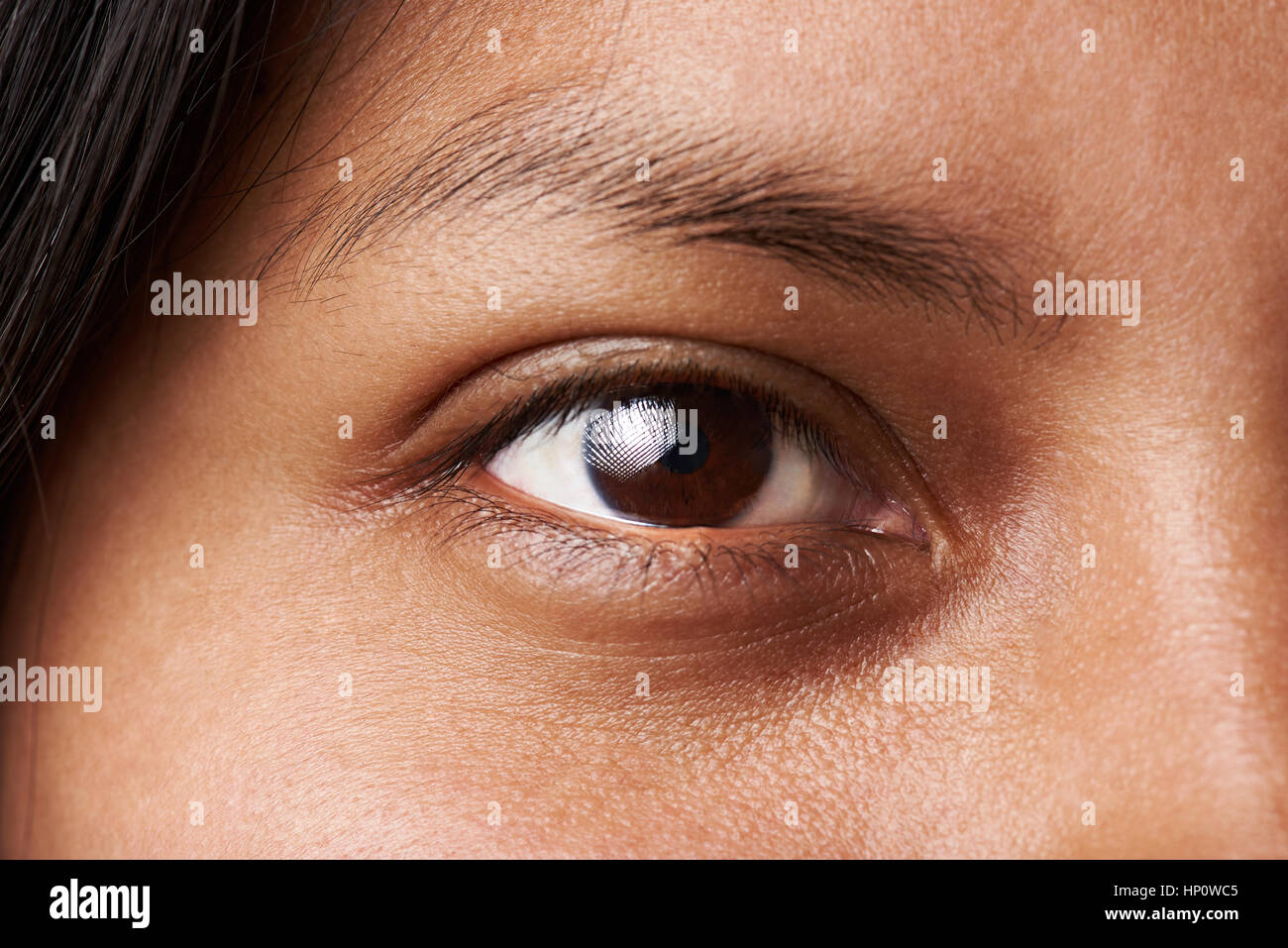 Makroaufnahme einer Frau dunkel braune Augen ohne Kosmetik und Make-up Stockfoto