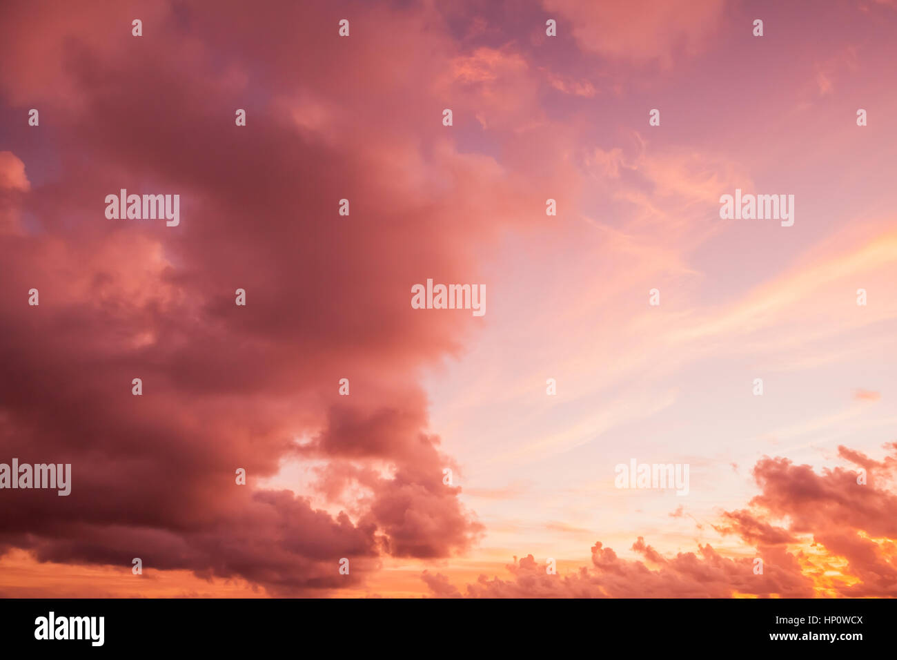 Natürliche Fotohintergrund, bunten dramatischen Sonnenaufgang Himmel Stockfoto