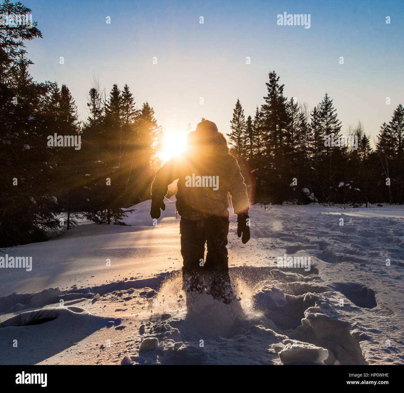 Fuß in Richtung Sonnenuntergang im winter Stockfoto