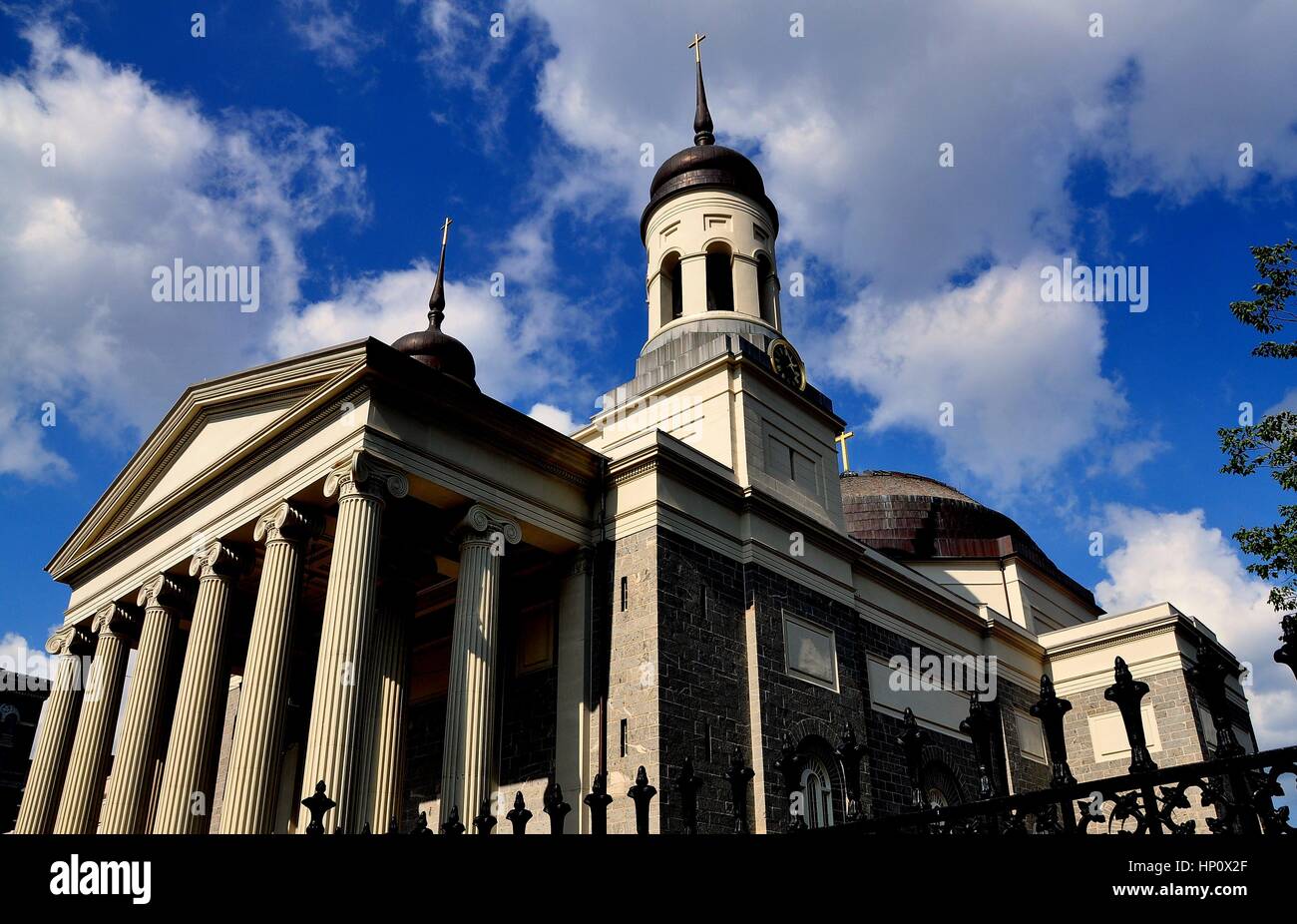 Baltimore, Maryland - 23. Juli 2013: Baltimore Basilika erbaut 1821 mit seiner neoklassizistischen Westfassade und Kuppeln war die erste katholische Kathedrale Stockfoto