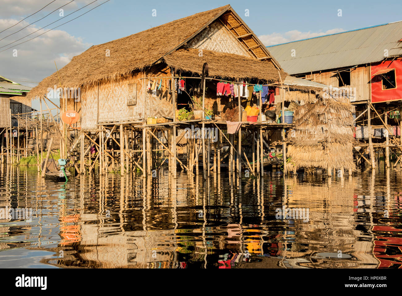 Holzhäuser auf Stelzen sind ein gemeinsames Merkmal auf Inle See wo die lokalen Intha Stammes Leben und arbeiten und locken immer mehr Touristen Stockfoto