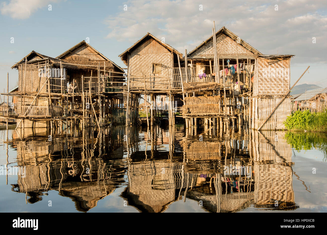 Holzhäuser auf Stelzen sind ein gemeinsames Merkmal auf Inle See wo die lokalen Intha Stammes Leben und arbeiten und locken immer mehr Touristen Stockfoto