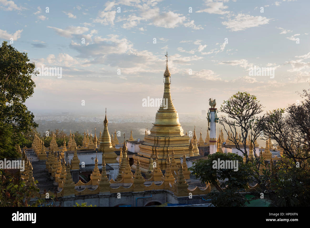 Sonnenuntergang in Mandalay, Blick von der Spitze des Mandalay Hill ein beliebter Ort für Touristen, die Sonne untergehen zu sehen Stockfoto