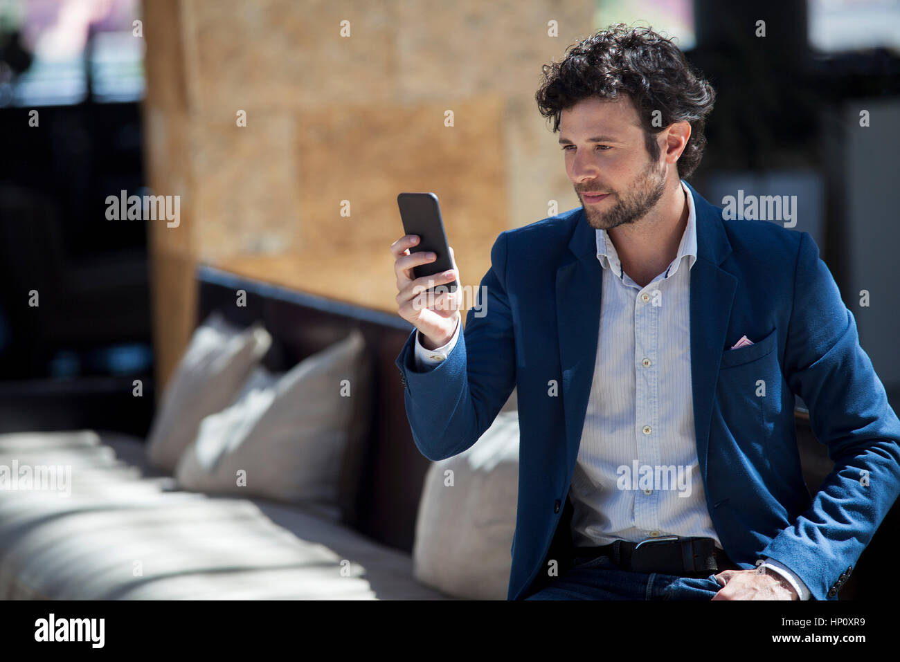 Mann mit Multimedia-smartphone Stockfoto