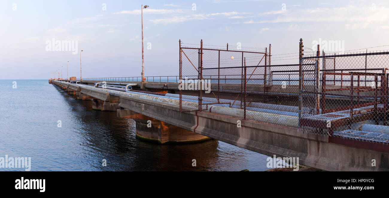 Eine Panoramaaufnahme von der Suncor-Pier (Petro Canada Pier) in Oakville, Ontario, Kanada. Stockfoto