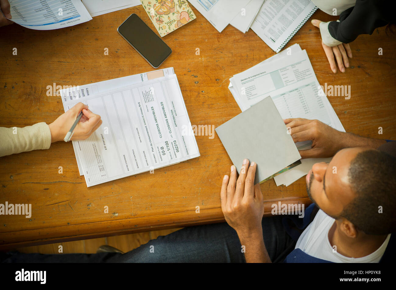 Geschäftsfrau erklären Dokument an client Stockfoto