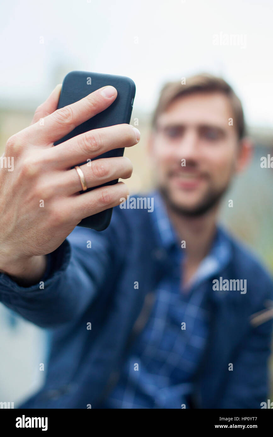 Mann mit Smartphone, ein Selbstporträt zu nehmen Stockfoto