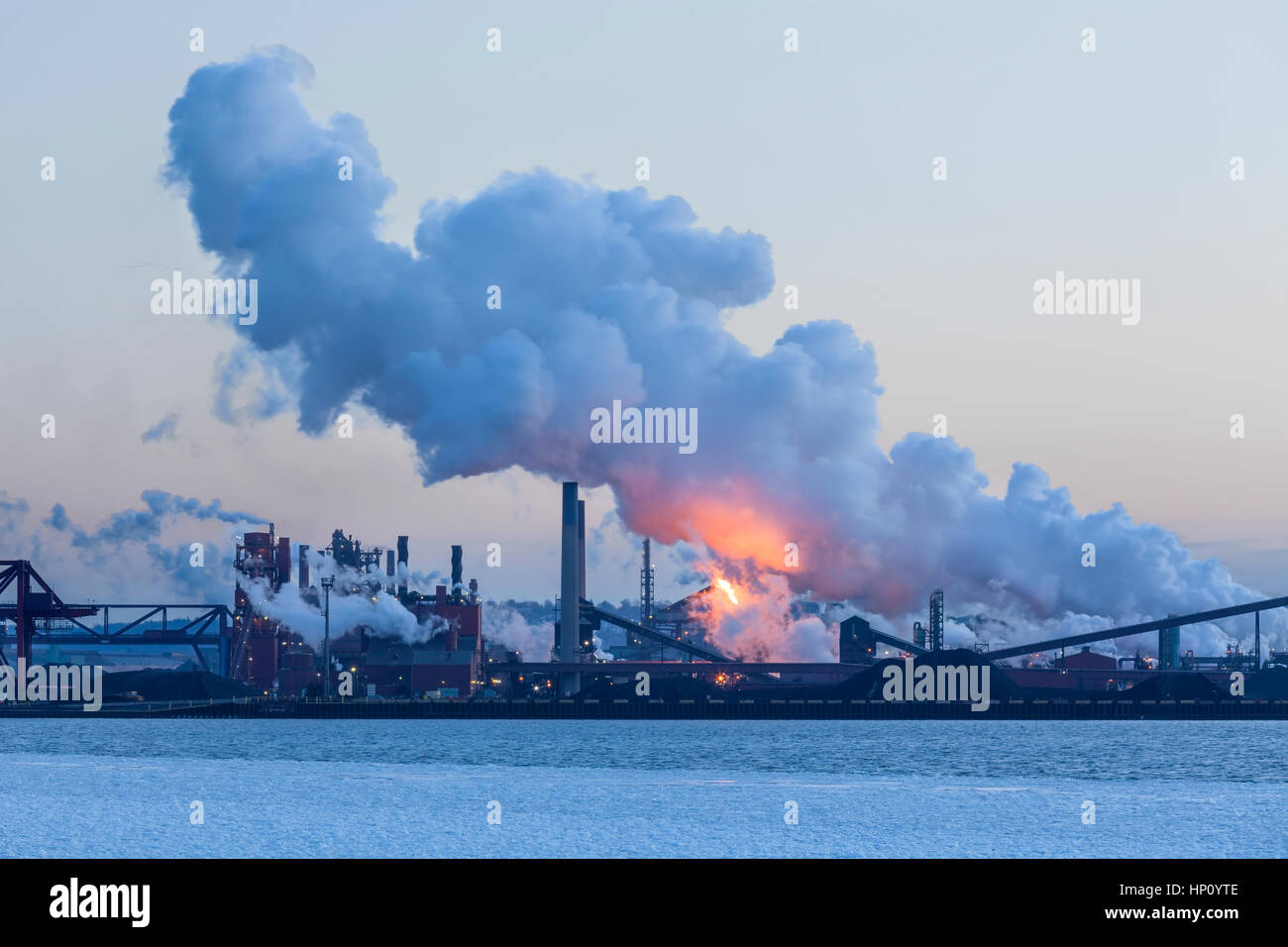 Ein Teil des Werks Dofasco (ArcelorMittal) große Rauchwolken in Hamilton Harbour zu schaffen. Hamilton, Ontario, Kanada. Stockfoto