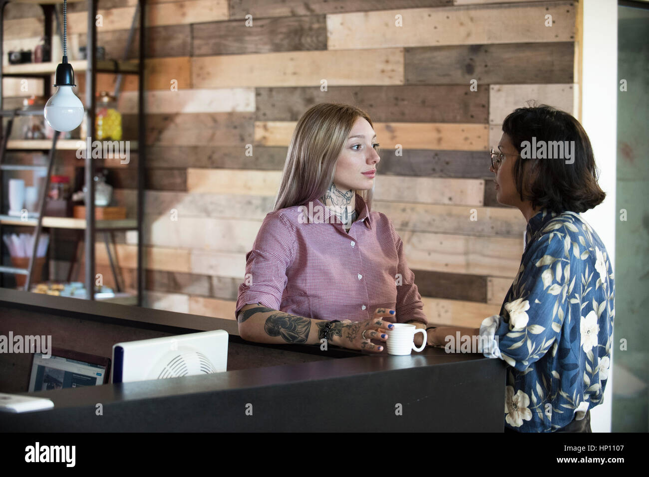 Frauen im Chat im Büro Stockfoto