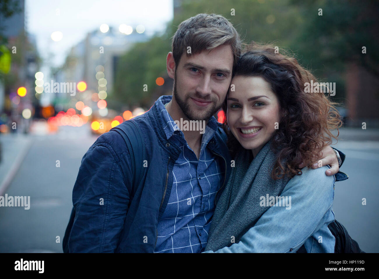 Paar auf Stadtstraße abends, Porträt Stockfoto