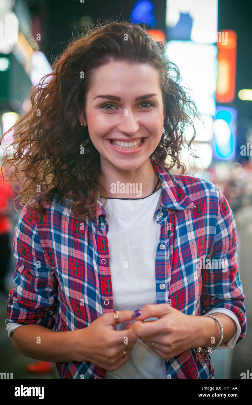 Junge Frau auf dem Times Square, New York City, New York, USA Stockfoto