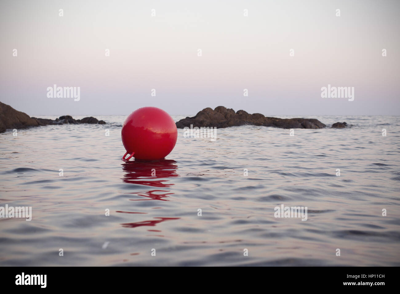 Boje schwimmt auf Wasser Stockfoto