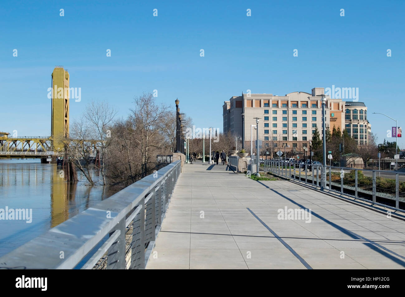 Sacramento, Kalifornien, Vereinigte Staaten von Amerika 12. Februar 2017. Sacramento Tower Bridge und die Matsui Waterfront Park am Morgen zeigen die hohen Wasserstände Stockfoto